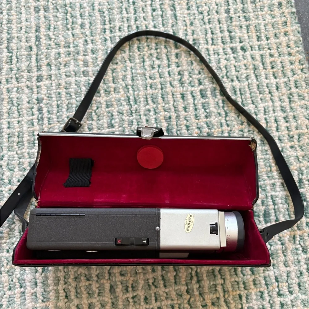 Cinemax-8 Camera video camera with black leather carrying case- mint condition